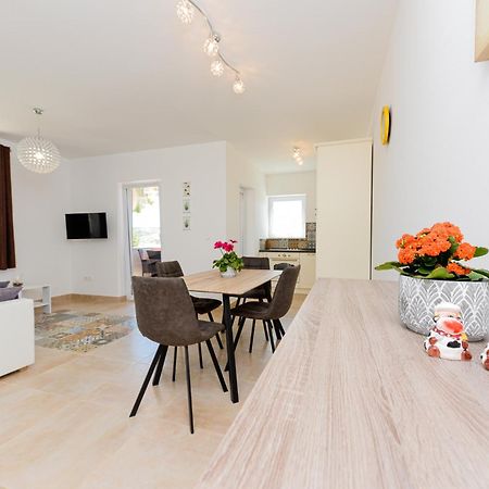 Apartments Amfora - Cozy And Modern Apartments For Up To 15 People, 100M From The Sea And Beach Stara Novalja Εξωτερικό φωτογραφία