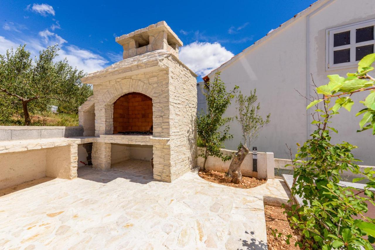 Apartments Amfora - Cozy And Modern Apartments For Up To 15 People, 100M From The Sea And Beach Stara Novalja Εξωτερικό φωτογραφία
