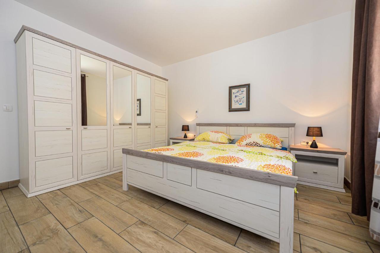 Apartments Amfora - Cozy And Modern Apartments For Up To 15 People, 100M From The Sea And Beach Stara Novalja Εξωτερικό φωτογραφία