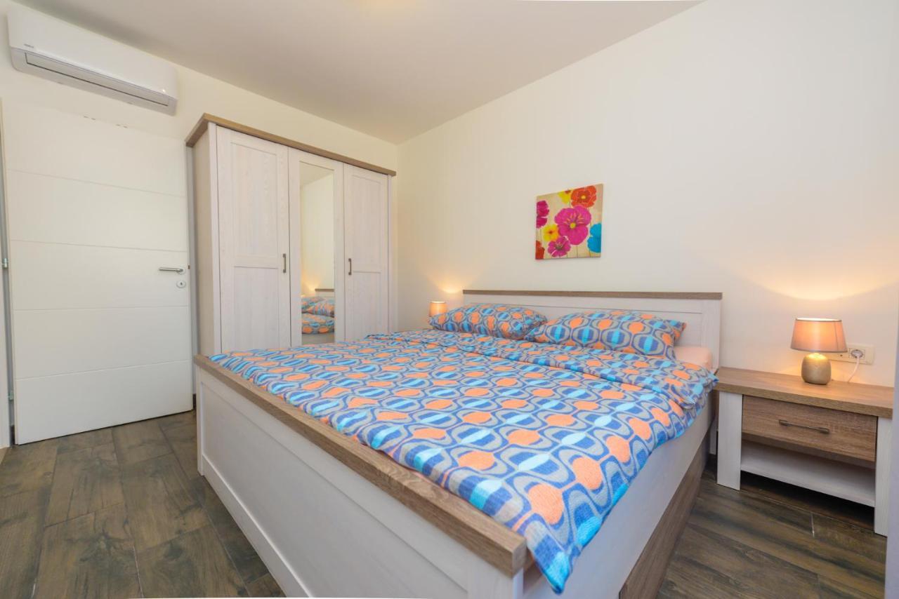 Apartments Amfora - Cozy And Modern Apartments For Up To 15 People, 100M From The Sea And Beach Stara Novalja Εξωτερικό φωτογραφία