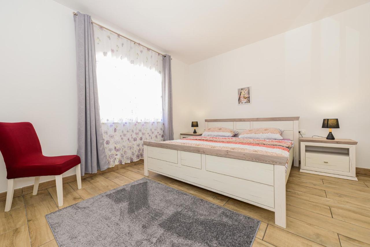 Apartments Amfora - Cozy And Modern Apartments For Up To 15 People, 100M From The Sea And Beach Stara Novalja Εξωτερικό φωτογραφία