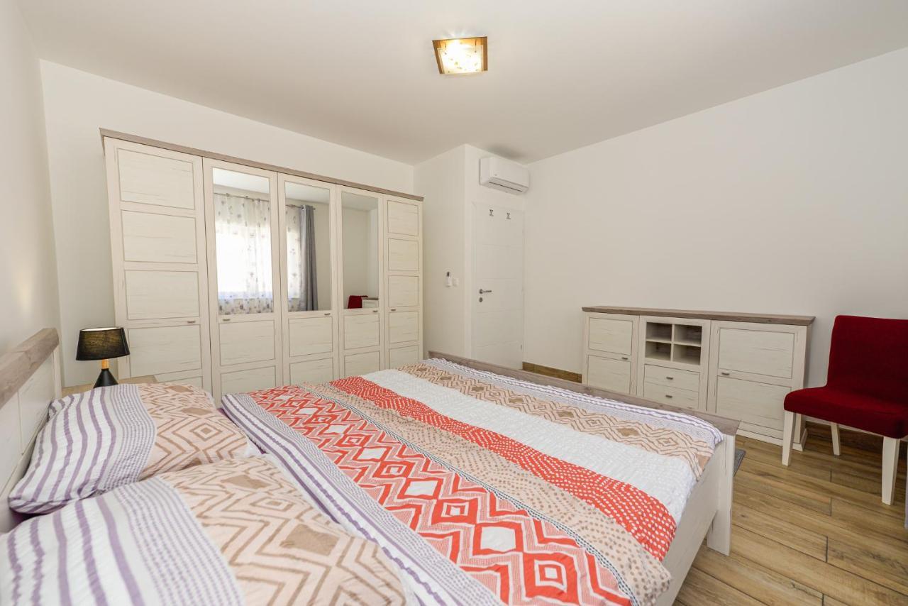 Apartments Amfora - Cozy And Modern Apartments For Up To 15 People, 100M From The Sea And Beach Stara Novalja Εξωτερικό φωτογραφία
