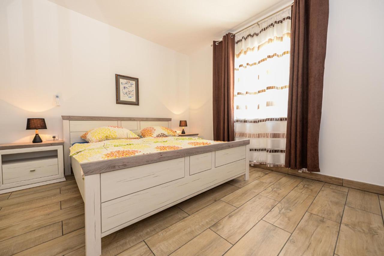 Apartments Amfora - Cozy And Modern Apartments For Up To 15 People, 100M From The Sea And Beach Stara Novalja Εξωτερικό φωτογραφία